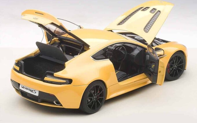 ミニカー 1/18 AUTOart ASTON MARTIN V12 Vantage 1/18 AUTOart 2010 Aston Martin Vantage V12 (Silver) Diecast