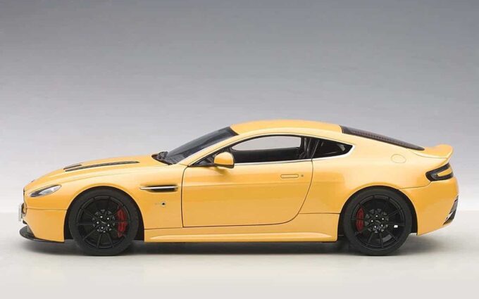 Aston Martin V12 Vantage S 1:18 model car AUTOart 70252