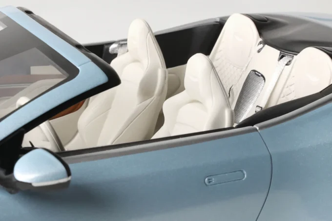 Aston Martin DB12 Volante - Image 11