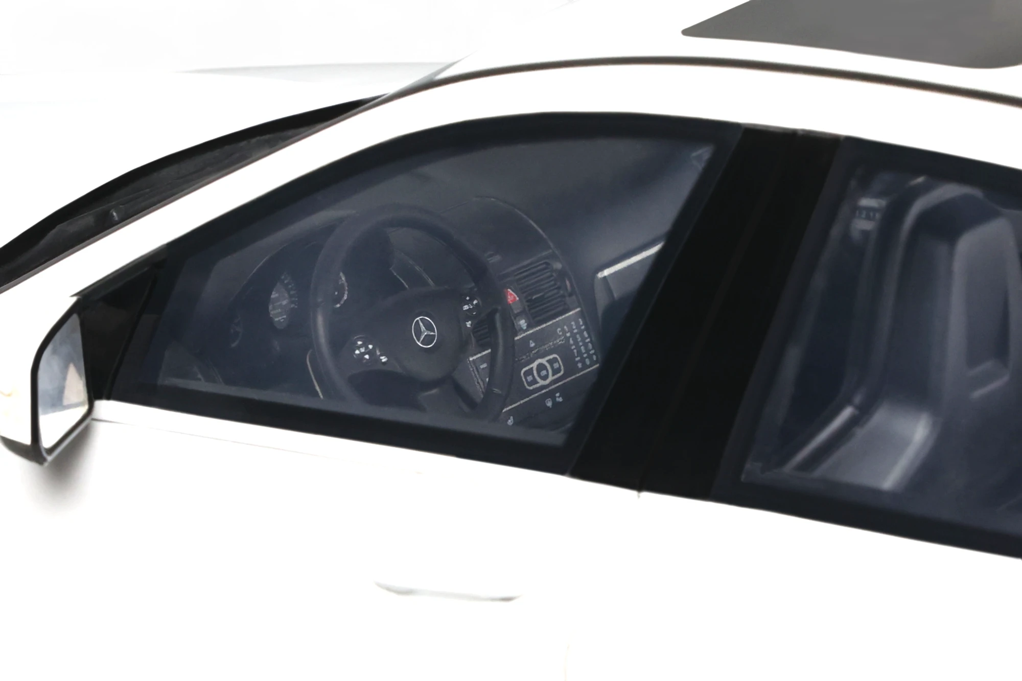 Mercedes-Benz C63 AMG - Image 10