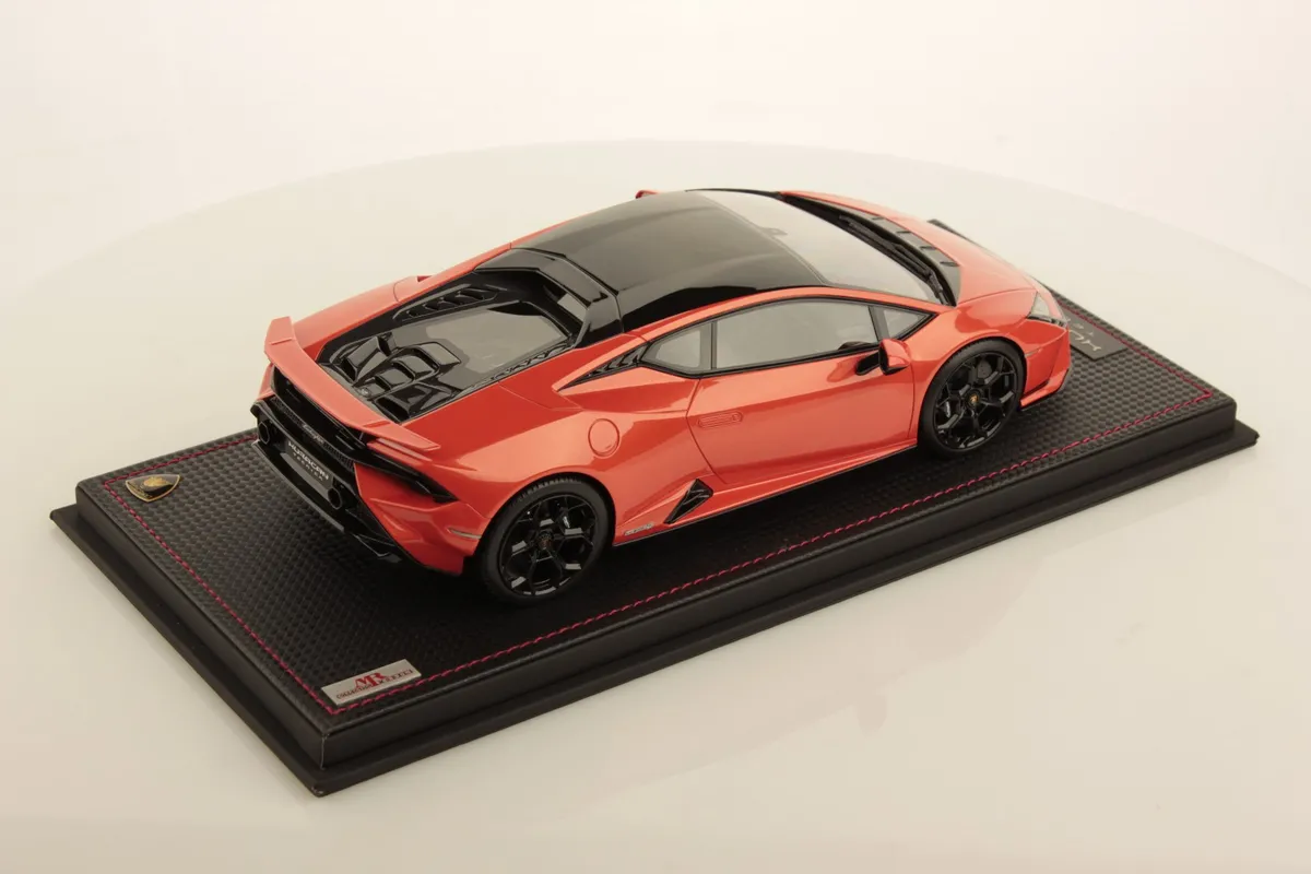 Lamborghini Huracan Tecnica 1:18 model car MR Collection