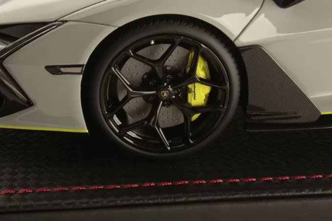 Lamborghini Revuelto - Image 5