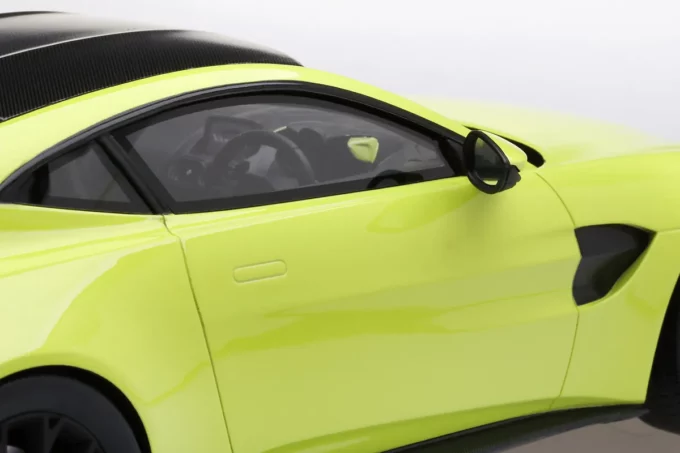 Aston Martin Vantage - Image 8