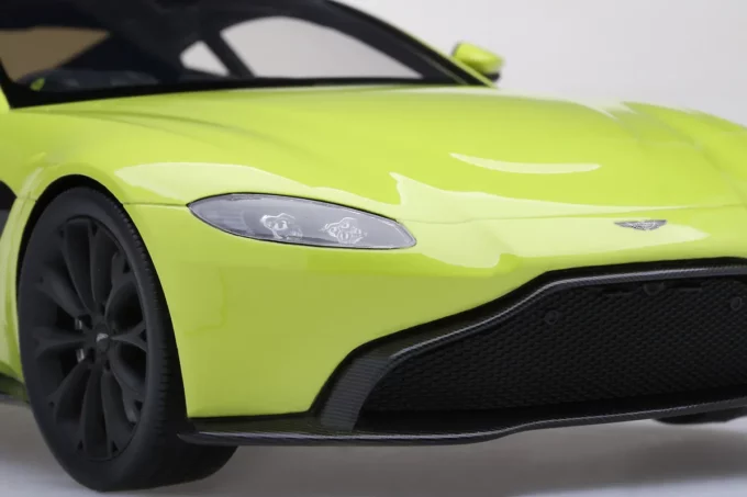 Aston Martin Vantage - Image 6