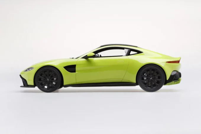Aston Martin Vantage - Image 4