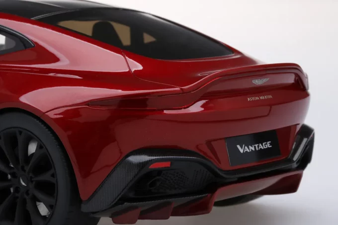 Aston Martin Vantage - Image 4