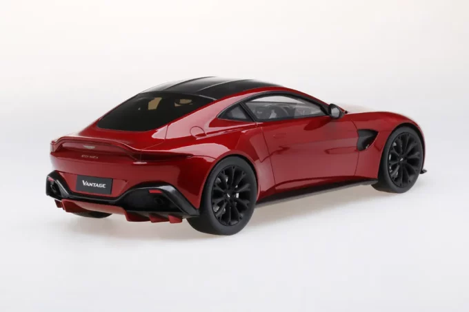 Aston Martin Vantage - Image 8