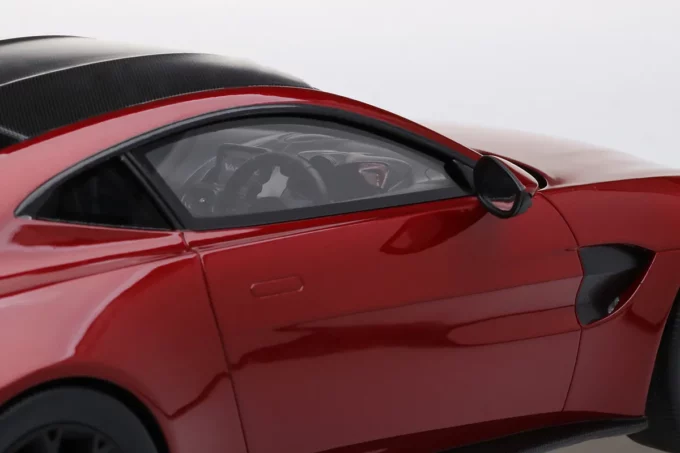 Aston Martin Vantage - Image 5