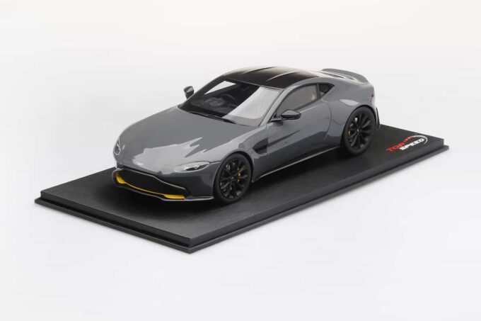 Aston Martin Vantage - Image 4