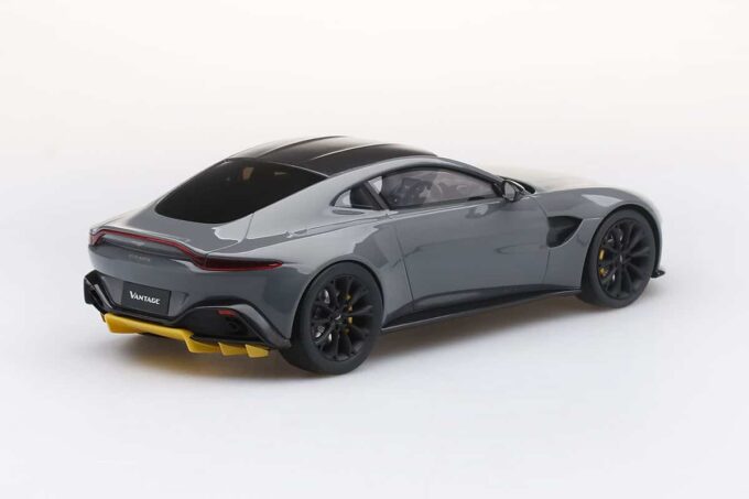 Aston Martin Vantage - Image 2